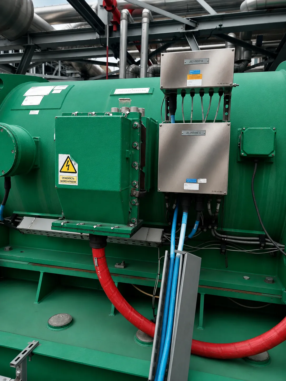 Prikljucni ormaric i instalacija na zelenom industrijskom motoru